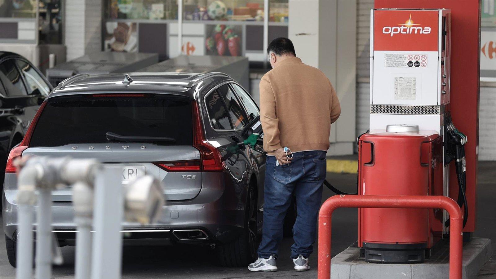 Llenar el depósito es hasta 6,4 euros más barato que en 2024