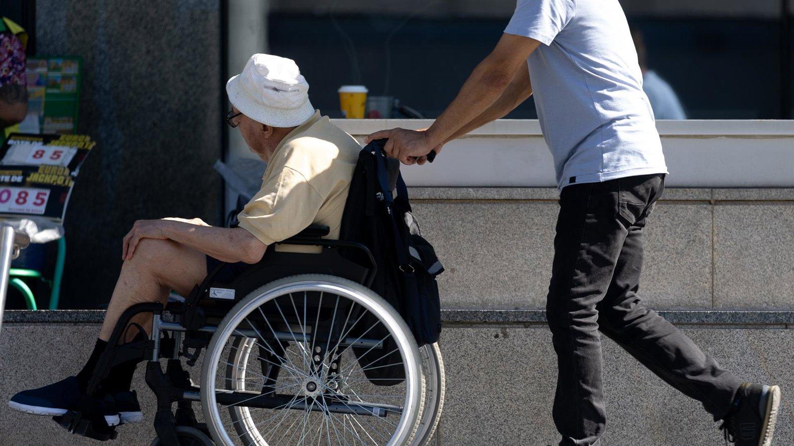 Más de 200.000 madrileños reciben apoyo en la región del sistema público de dependencia