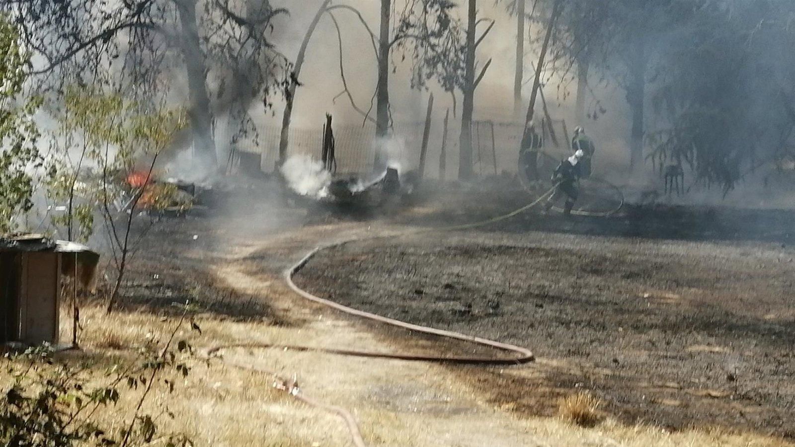 Extinguido un incendio en una parcela urbana de Collado Villalba con un bombero atendido por inhalación de humo