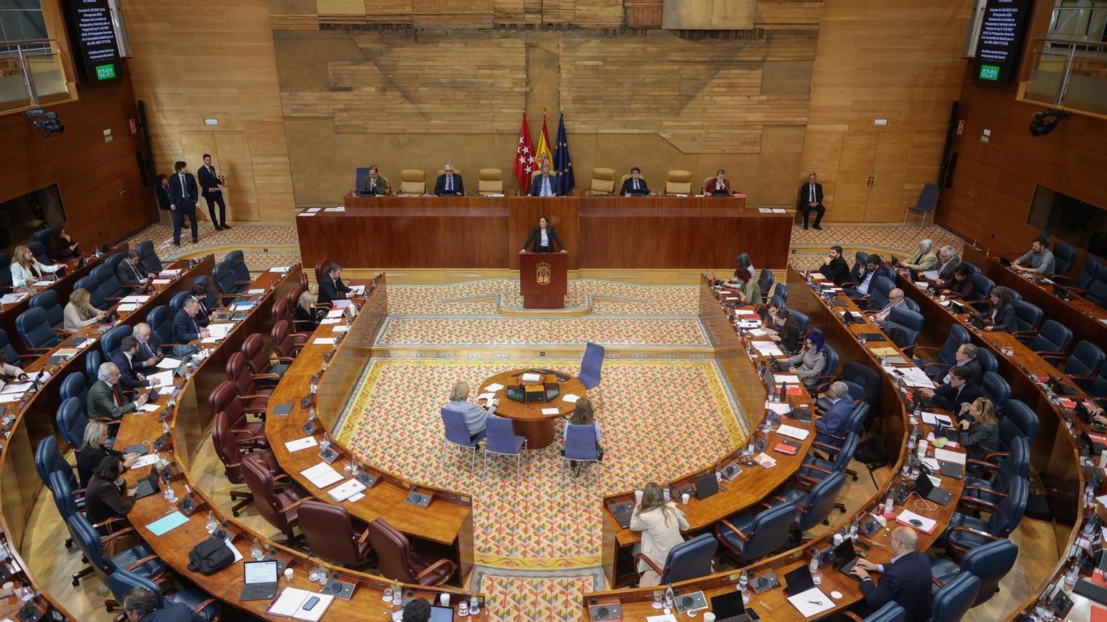 Tres nuevos diputados del PP toman posesión en la Asamblea tras las dimisiones en Educación