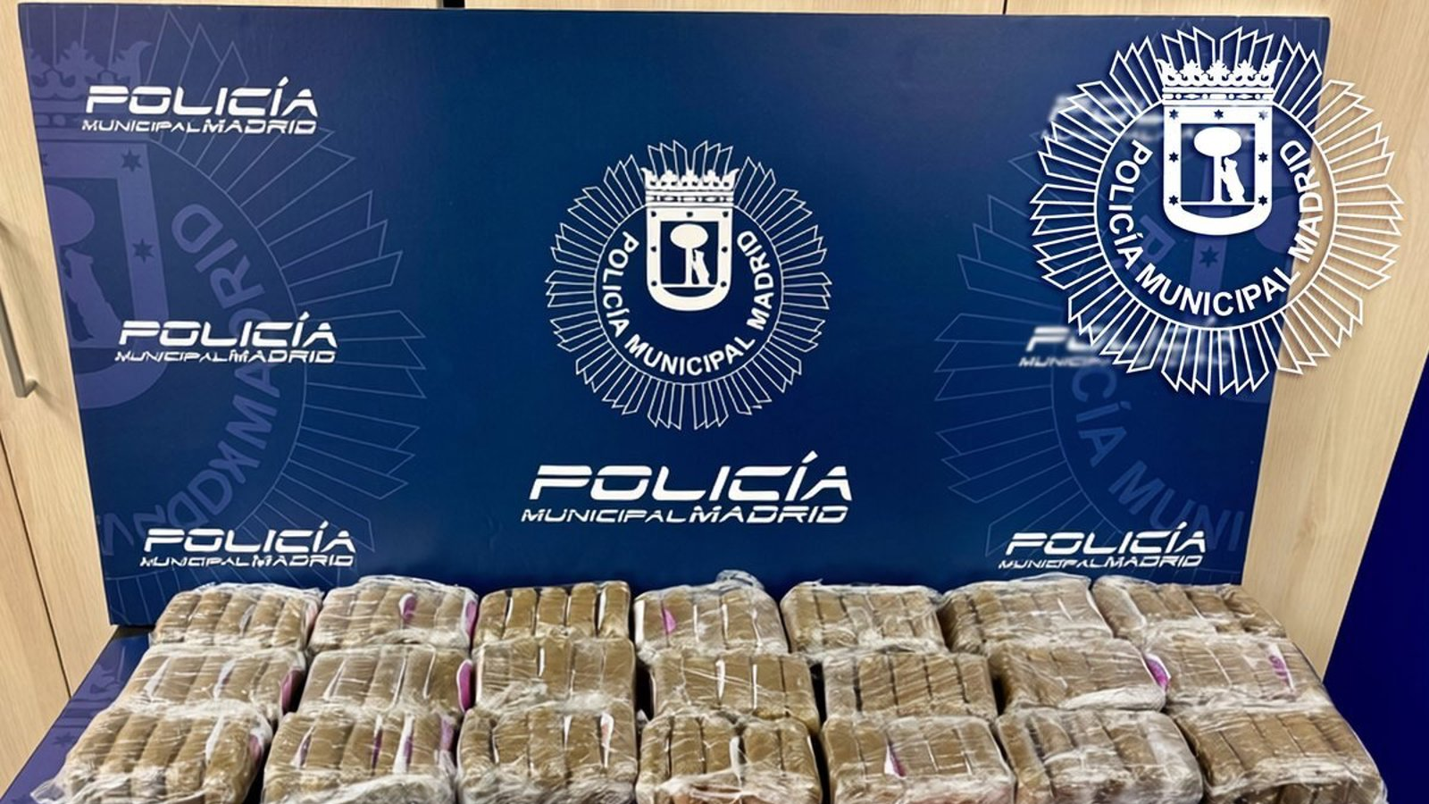 Detenido en Fuencarral-El Pardo un conductor de VTC tras hallar 8,8 kilos de hachís y más de 600 euros en su coche