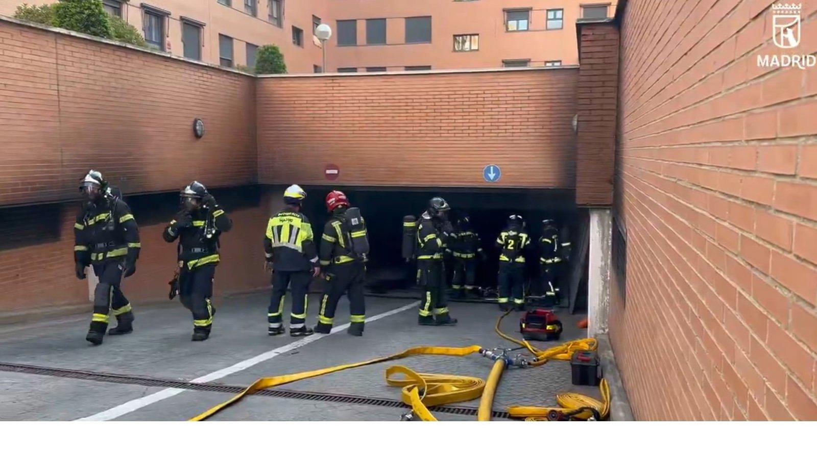 Bomberos controlan el incendio en el garaje de una urbanización de Las Tablas
