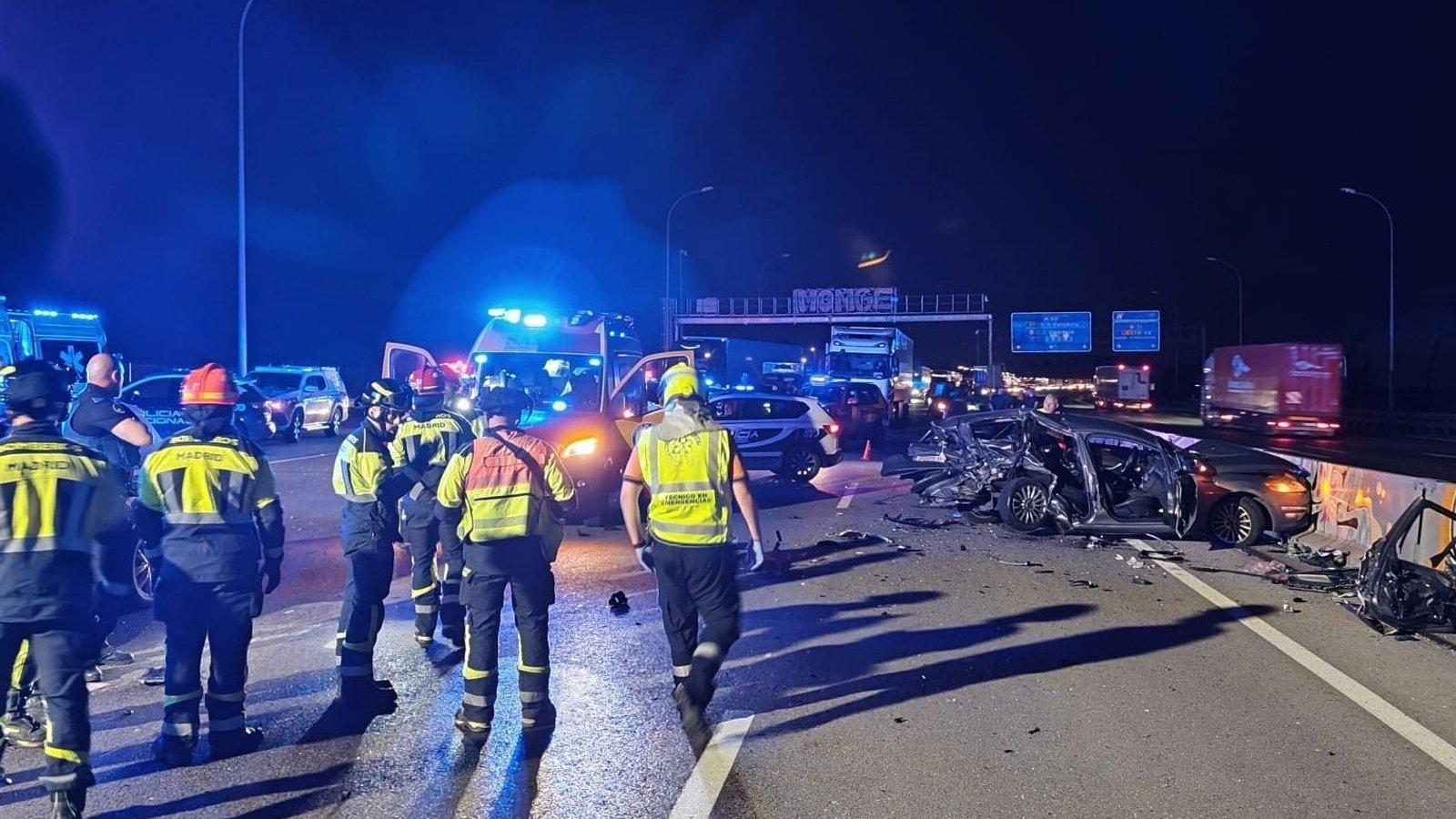 Bomberos rescatan a una mujer grave en choque múltiple en Villa de Vallecas