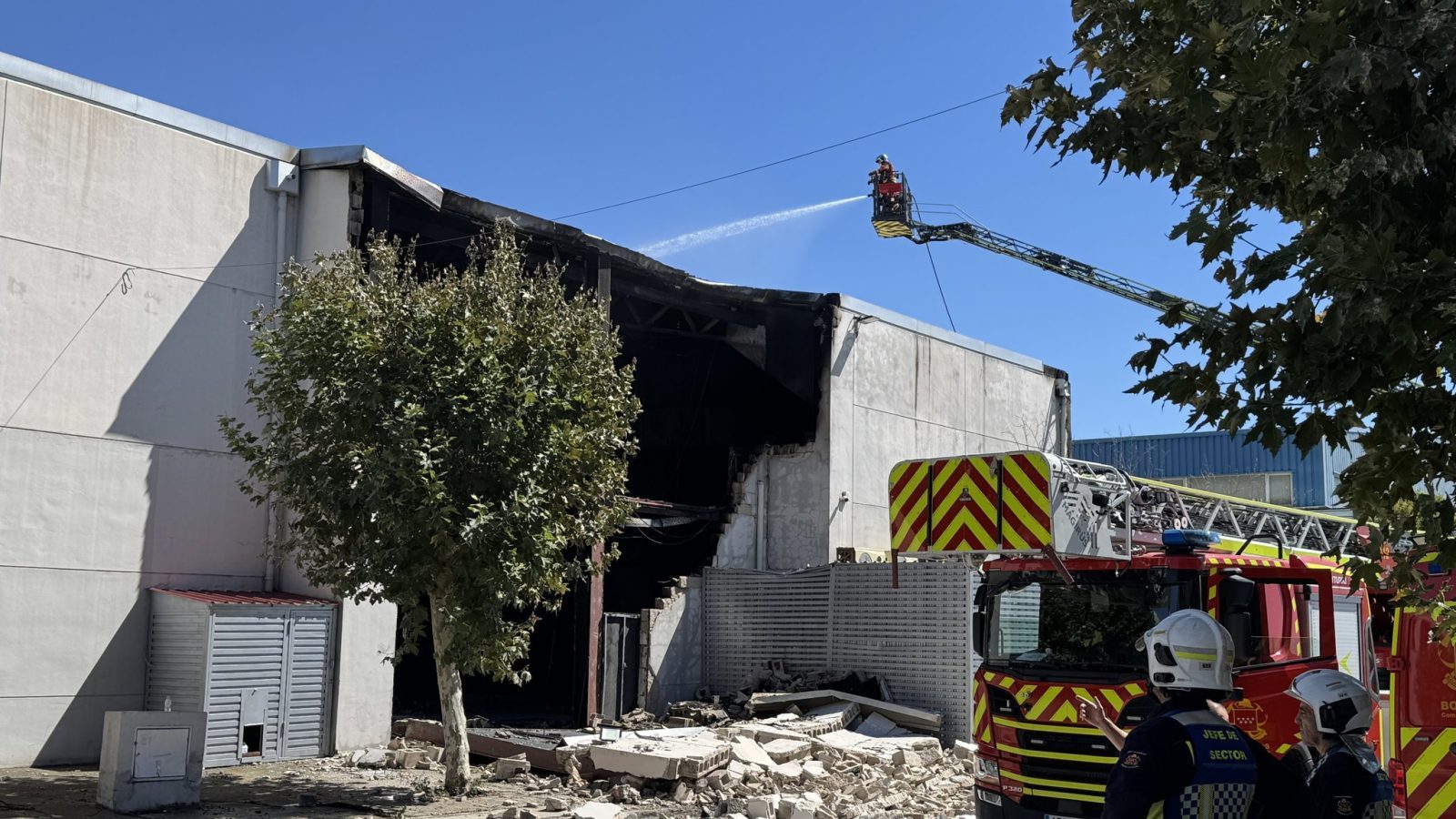 Los bomberos extinguen un incendio en una nave de producción televisiva en Fuente el Saz