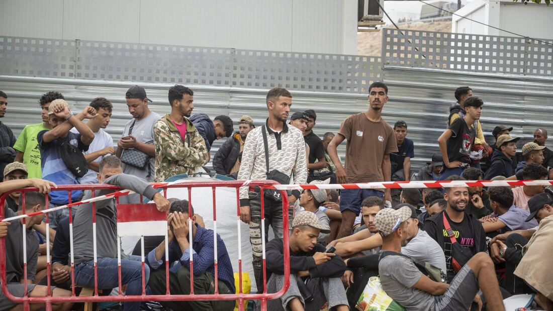 Trasladan a 864 migrantes de Ceuta a un nuevo centro de acogida