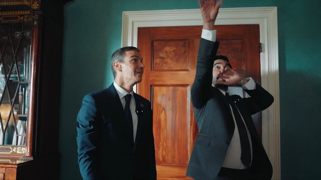 Sánchez y Mamdani juegan al baloncesto: