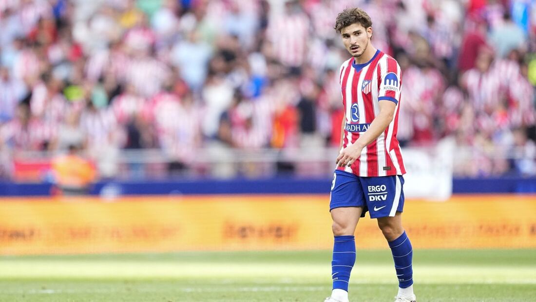 Julián Álvarez no juega ante la Real Sociedad por sobrecarga