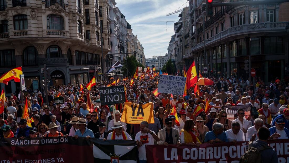 Miles de personas marchan de Cibeles a Moncloa para exigir elecciones
