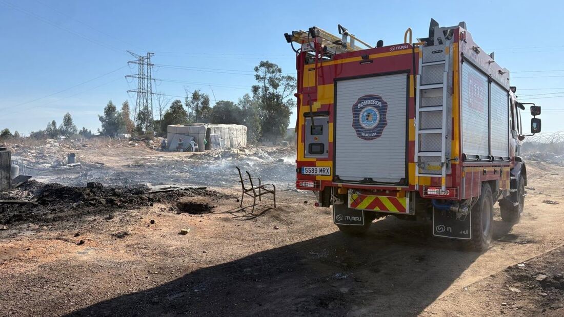 Un muerto tras arder una veintena de chabolas en Huelva