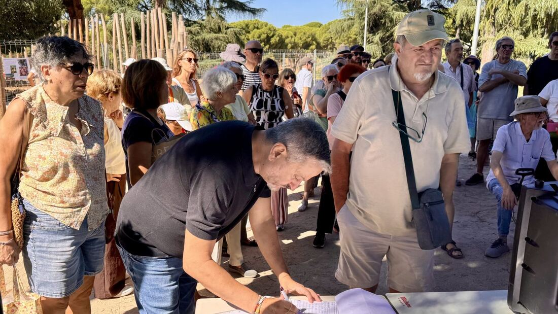 Los vecinos protestan contra los 466 postes de la Dehesa de la Villa