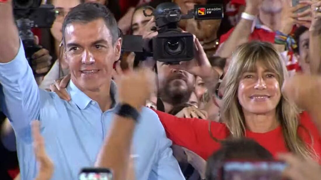 Begoña Gómez reaparece en un mitin y Sánchez le dedica un