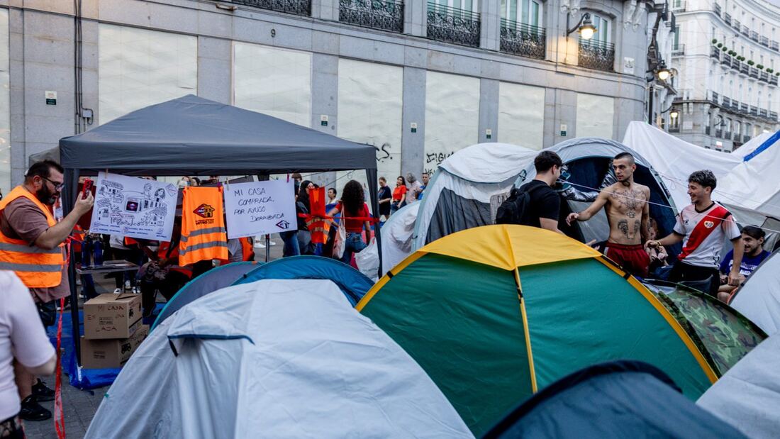 Almeida arremete contra el delegado por la acampada de Sol