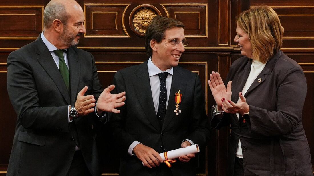 La AVT distingue a Almeida con la Cruz de la Dignidad