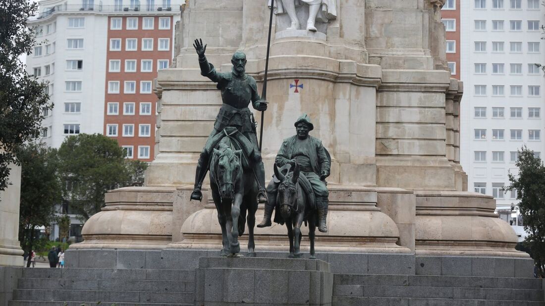 El Ayuntamiento restaura los monumentos de Quijote y Apolo