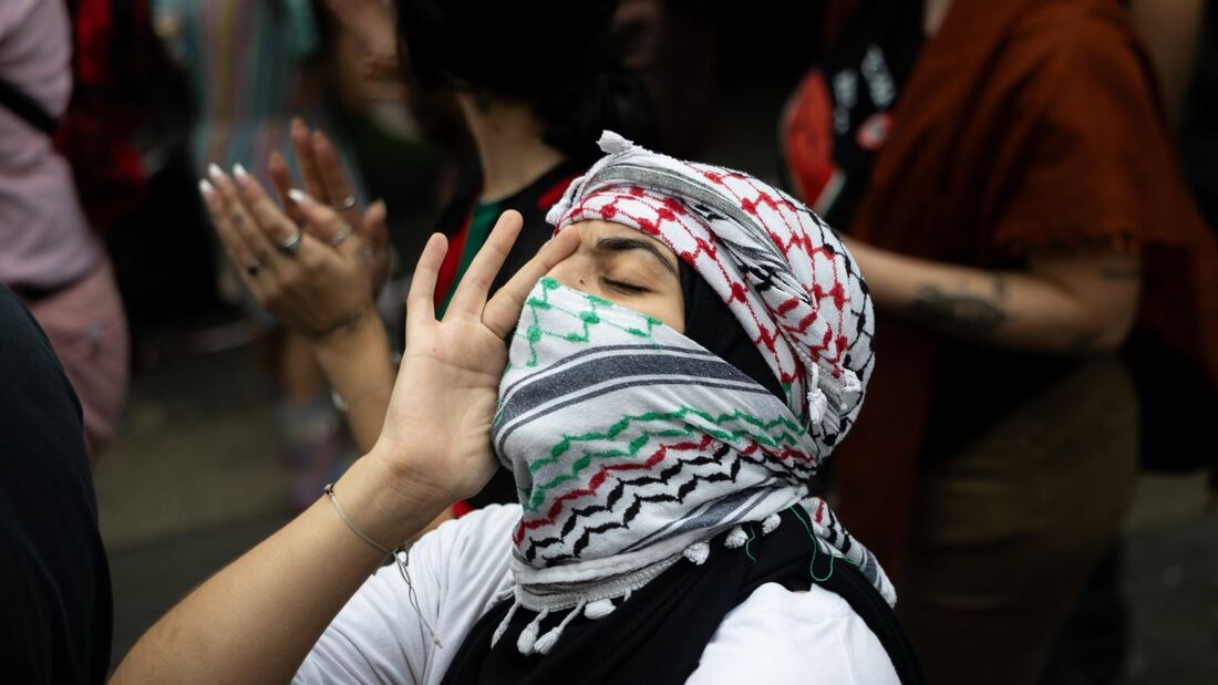 Cientos de personas protestan contra Netanyahu frente al Reina Sofía