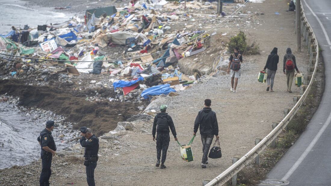 Ceuta desaloja a 500 migrantes con más de 350 agentes