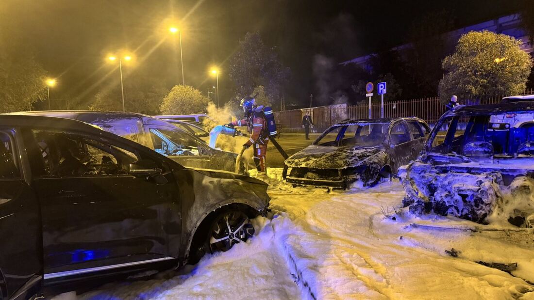 El fuego calcina cinco vehículos en un aparcamiento de Leganés