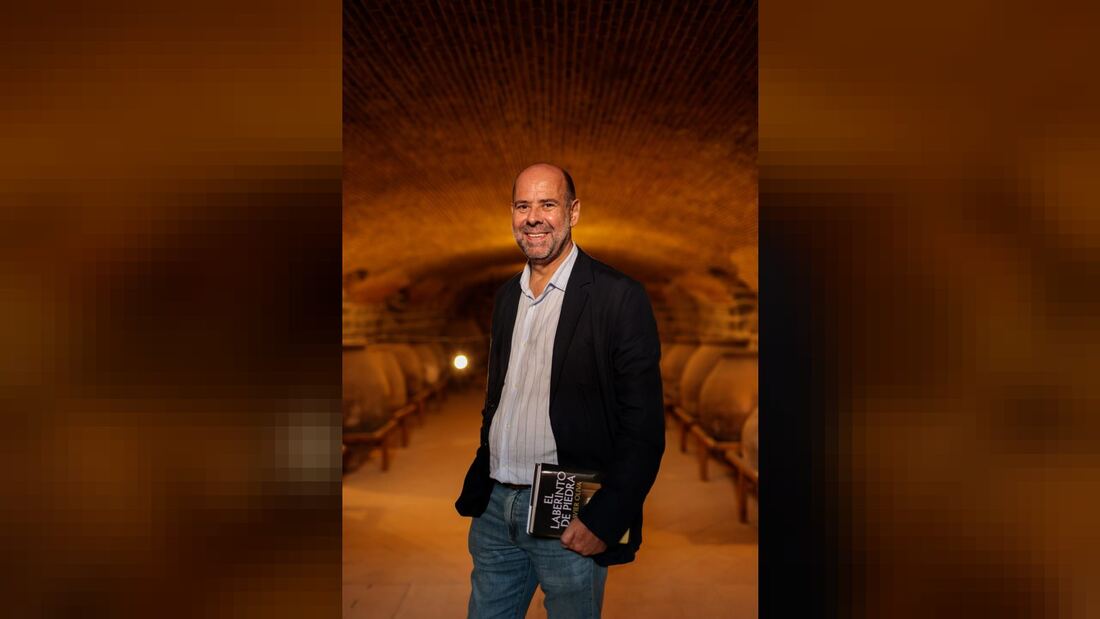 Javier Oliva lanza 'El laberinto de piedra', thriller en torno a la construcción de El Escorial: