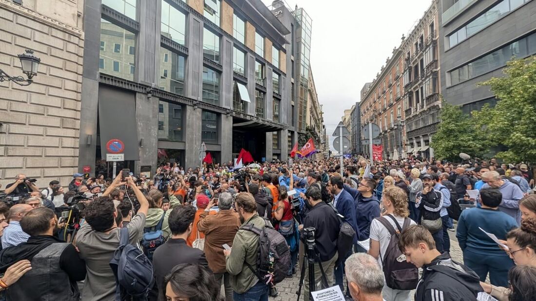 Cientos de personas protestan ante el Congreso por la vivienda
