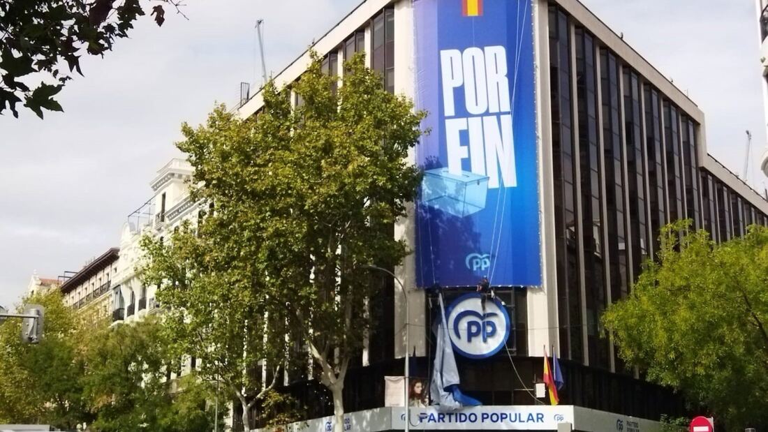 El PP despliega una lona en su sede tras anuncio electoral