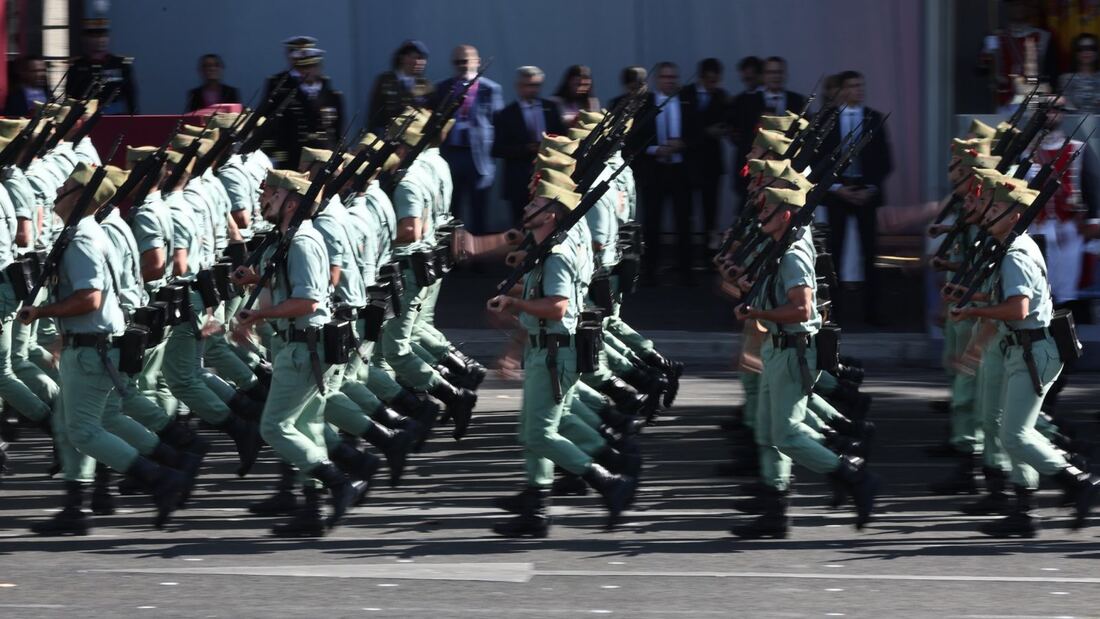 Los Reyes presiden el desfile del 12 de octubre en Madrid