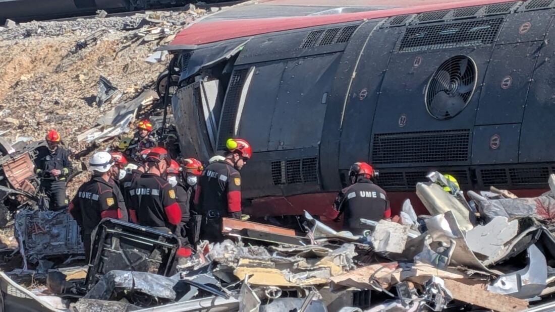 200 efectivos de la UME trabajan en el accidente